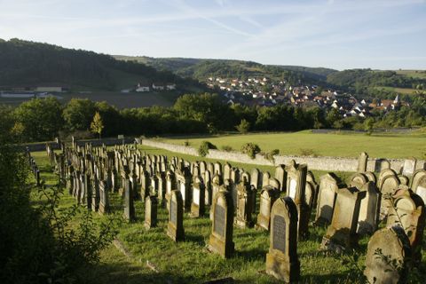 Judenfriedhof mit Blick auf den Ortsteil Hohebach